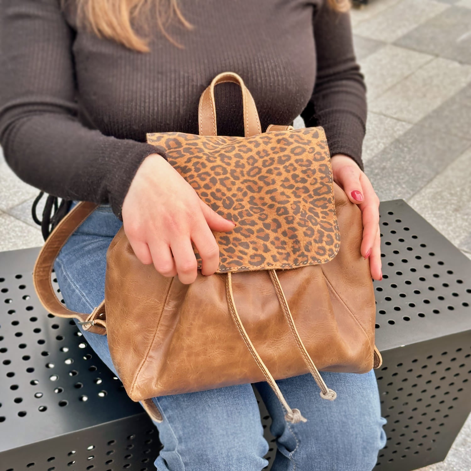 mochila_martina_cafe_cuero_1.jpg