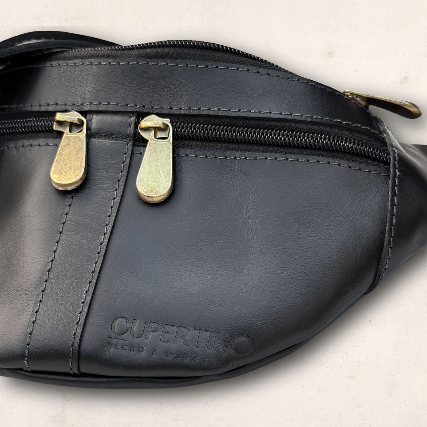 banano_de_cuero_accesorios_de_cuero_4_819cbd50-7ec3-4f88-87d1-6fd531f3d72c.jpg