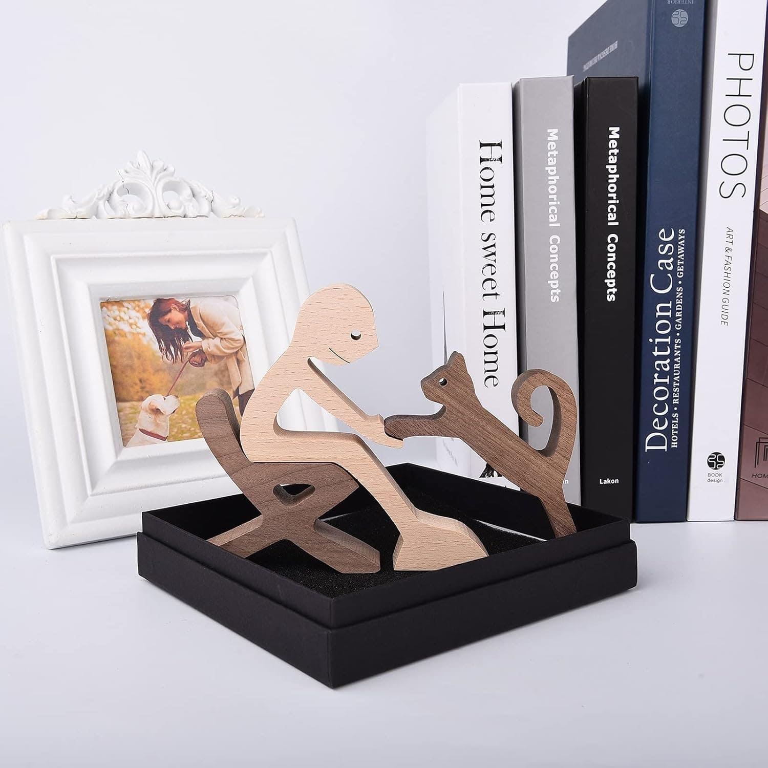 Figura Decorativa de Madera - Hombre Sentado y Gato