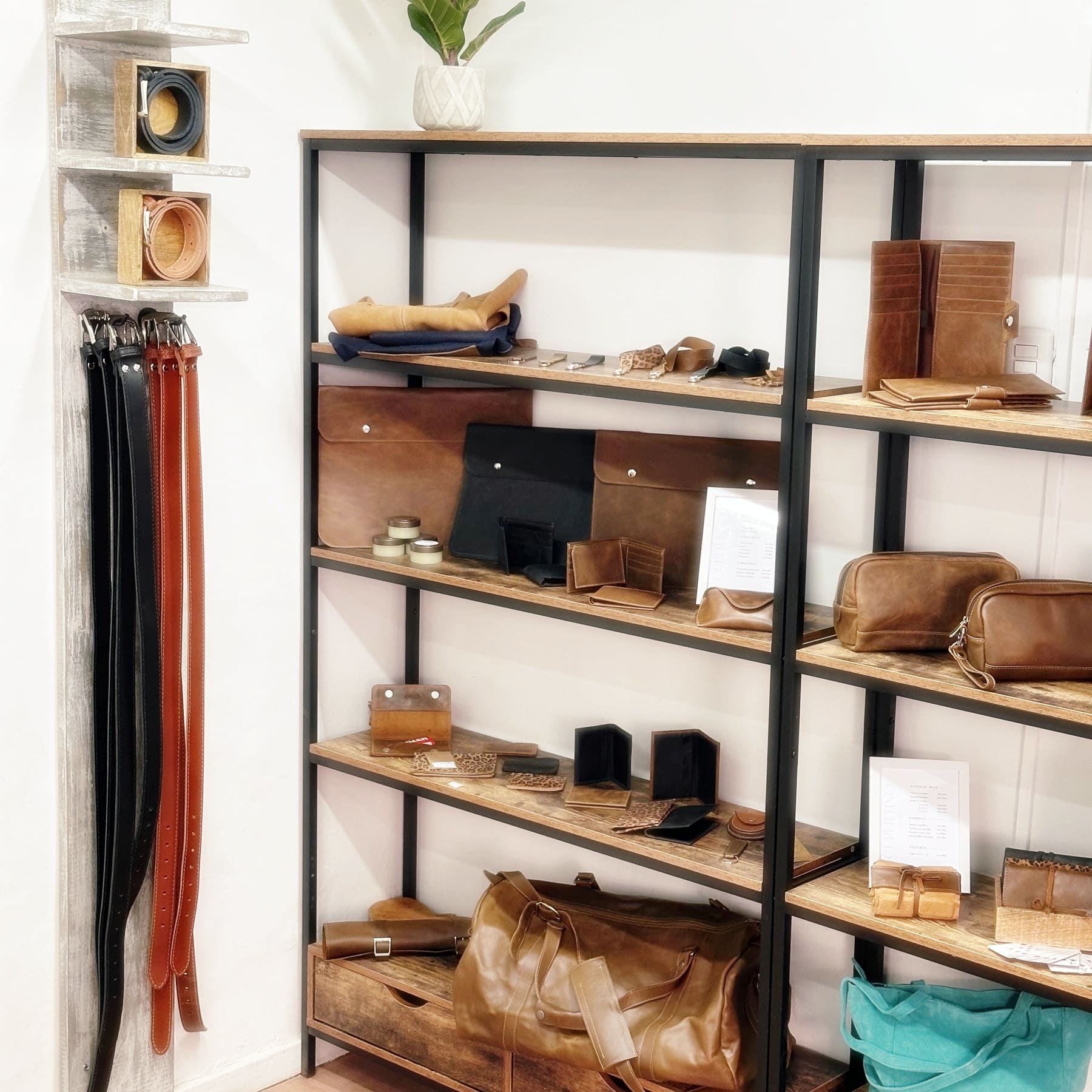 tienda_cupertino_accesorios_de_cuero.jpg